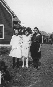 Nelma, friend and Sophie (1922)