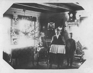 Jeffery, Gudrun, Sophie in log cabin
