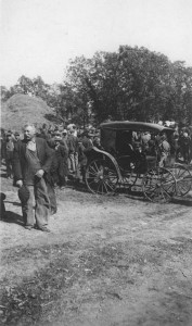 1922 – Auctioning off farm equipment