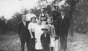 Back row: Marie Peterson, Gudrun Gulleson, Clara Nyhus 3rd row: Thorval d Nyhus, Inga Nyhus, Nora Stai, Oliver Haugen 2nd row: Sophie Gulleson, Selma Braaten 1st row: Jeffery Gulleson