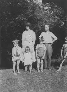 Jeffery Gulleson with Mom Kilde and the Kilde Children, 1931